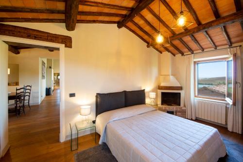 a bedroom with a large bed and a dining room at Casanova di Campriano in Lupompesi