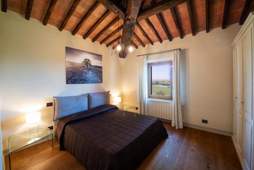 a bedroom with a large bed and a window at Casanova di Campriano in Lupompesi