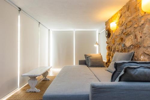 - un salon avec un canapé et une table dans l'établissement Cel Pins, à Portopetro
