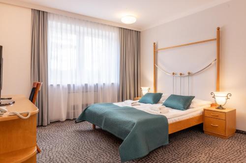 pokój hotelowy z łóżkiem i oknem w obiekcie Hotel Solina Resort & Spa w Solinie