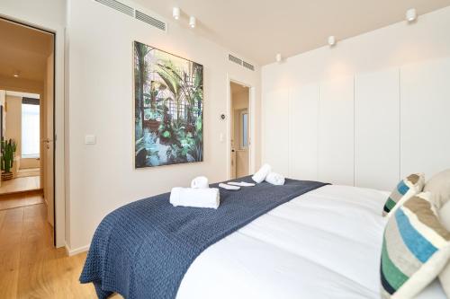 1 dormitorio con 1 cama con 2 toallas en Place du Grand Sablon, en Bruselas