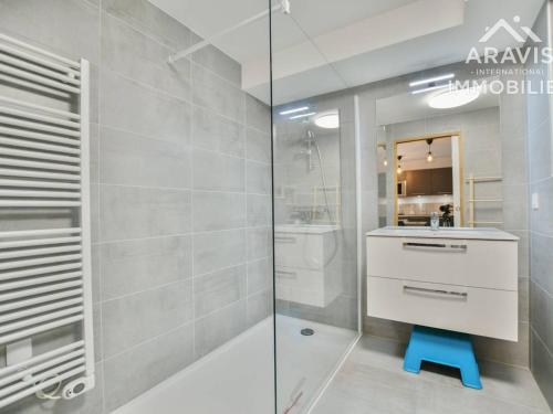 y baño con ducha a ras de suelo y lavamanos. en Appartement Le Grand-Bornand, 3 pièces, 4 personnes - FR-1-391-117 en Le Grand-Bornand