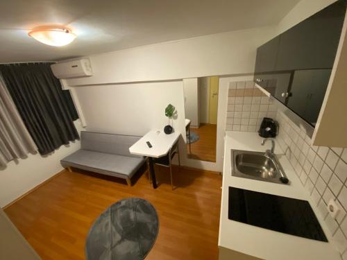 uma pequena cozinha com um lavatório e uma mesa em Le.Chris Central Dorms em Retimno