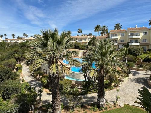 una vista aérea de un complejo con palmeras y una piscina en Casa Amália, en Estômbar