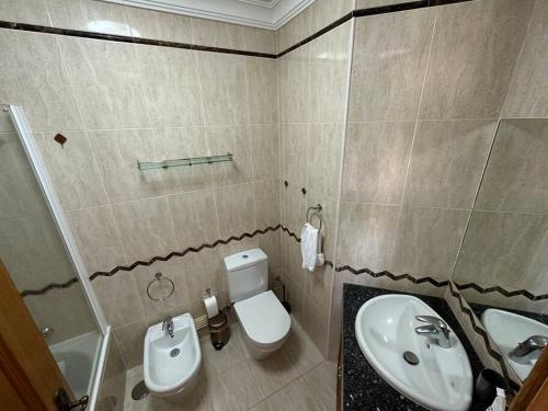 La salle de bains est pourvue de toilettes et d'un lavabo. dans l'établissement Casa Amália, à Estômbar