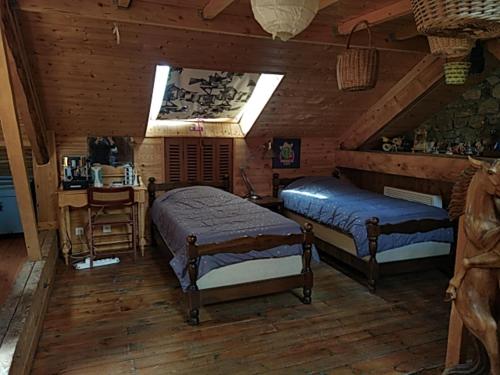 - une chambre avec 2 lits dans une cabine dans l'établissement Au cœur de saint Agrève -Séjour Chez l'habitant, à Saint-Agrève