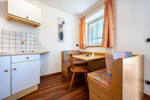 拉伊翁的住宿－Talblick Apartement 1，一个带桌子和椅子的小厨房
