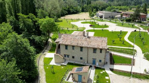 une vue aérienne sur une maison dans un parc dans l'établissement MulinoNera, à Montefranco
