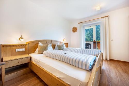 a bedroom with a large bed and a window at Talblick Apartement 2 in Laion
