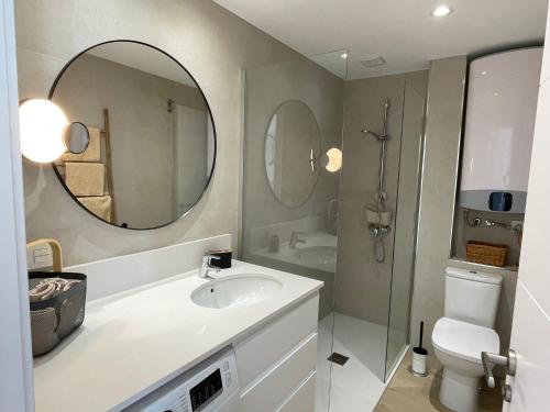een badkamer met een wastafel en een spiegel bij Apartamento turístico Playmon Bacana Planta 14 in Benidorm