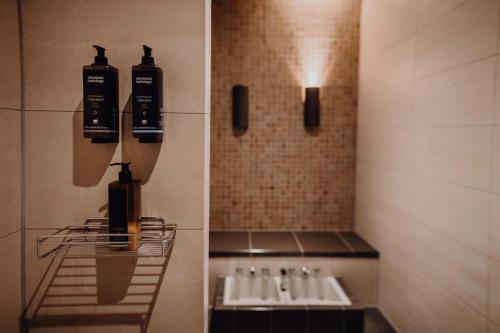 ハンブルクにあるメルキュール ホテル ハンブルグ シティのバスルーム(壁にボトル2本付)
