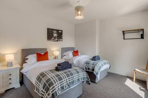1 dormitorio con 2 camas individuales y mesita de noche en 4 bedroom Pitchford, en Earlham