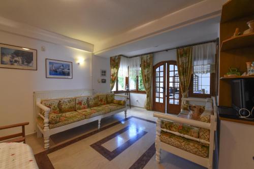 a living room with a couch and a tv at Jeannet's Beach House in Amarynthos