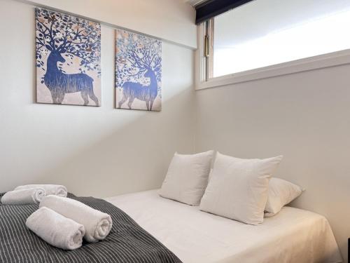 Un dormitorio con una cama con almohadas blancas y una ventana en One Bedroom Apartment In Rdovre, Trnvej 41b, 2, en Rødovre