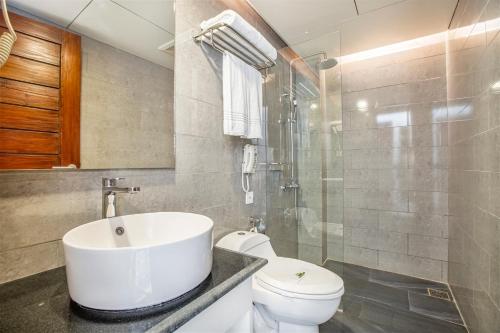 uma casa de banho com um lavatório e um WC em Dream Square Resort em Gazipur