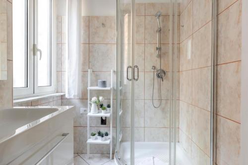 uma casa de banho com um chuveiro e um lavatório. em Art House Centro Storico Luxury Apartment em Roma