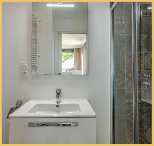 a bathroom with a sink and a mirror at Appartement Cozy 2 Panoramique Lac Léman Thonon-Les-Bains in Thonon-les-Bains