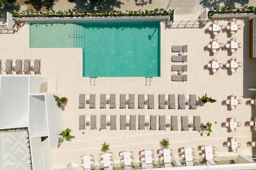 RH Silene Hotel & Spa 4 Sup في كاستيون دي لا بلانا: اطلالة علوية على منتجع مع مسبح