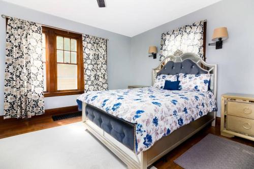 Schlafzimmer mit einem Bett und einem Fenster mit Vorhängen in der Unterkunft Cozy 5BR Home minutes from the falls in Niagara Falls