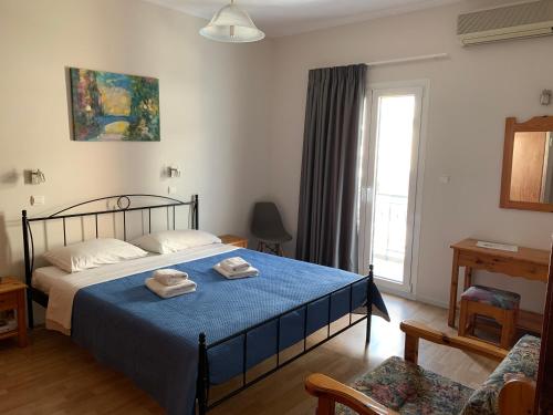 1 dormitorio con 1 cama con 2 toallas en Agni, en Nafpaktos