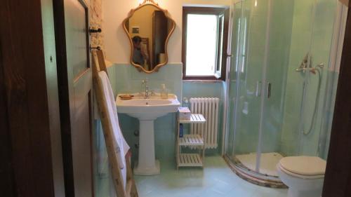a bathroom with a sink and a shower and a toilet at Agriturismo I Melograni in Ferentillo