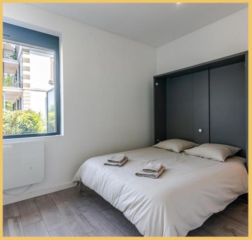 Ένα ή περισσότερα κρεβάτια σε δωμάτιο στο Appartement Cozy 1 Panoramique Lac Léman Thonon-Les-Bains