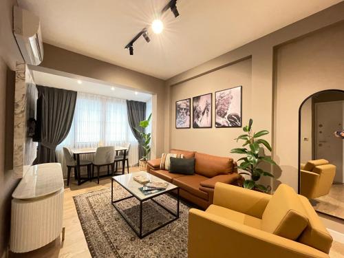 伊斯坦堡的住宿－CLK Suites Hotel，客厅配有沙发和桌子
