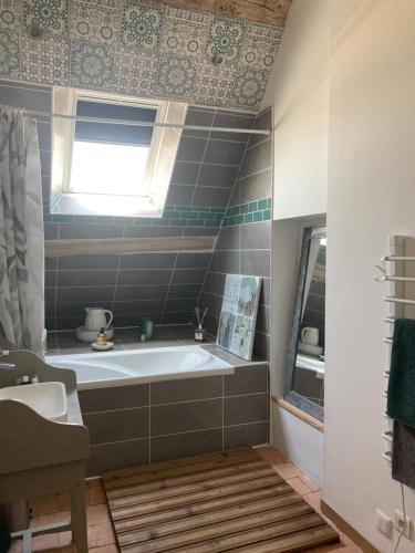łazienka z wanną, oknem i umywalką w obiekcie Bblodges Loches Beauval w mieście Saint-Hippolyte