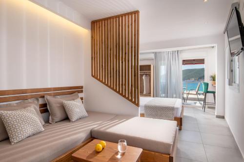 Posezení v ubytování Ploumisti Sea View Suite