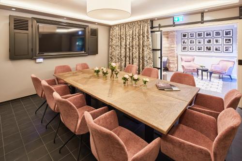 a conference room with a large table and chairs at Hotel & Restaurant Grenzhof in Heidelberg