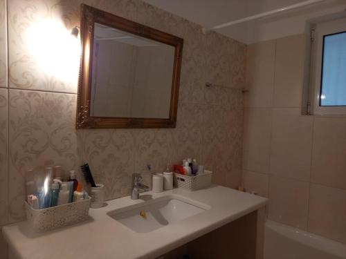 a bathroom with a sink and a mirror at ΒΙΛΛΑ ΑΥΡΑ in Kakórrevma