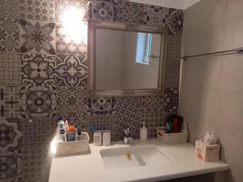 a bathroom with a sink and a mirror at ΒΙΛΛΑ ΑΥΡΑ in Kakórrevma