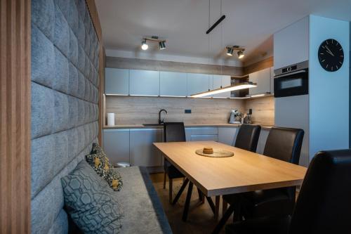 Kuchyň nebo kuchyňský kout v ubytování TATRYSTAY Luxury Penthouse Apartment PodLesom & Free EVC