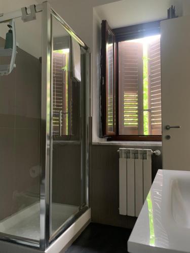ein Bad mit einer Dusche, einem Waschbecken und einem Fenster in der Unterkunft Zanclea in Palermo