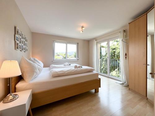 um quarto com uma cama grande e uma janela em Apartment Sunshine em Höchst
