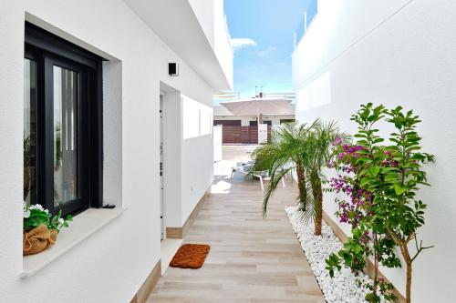 un patio interior de una casa con plantas en Villa del Pinatar heated private pool, en San Pedro del Pinatar