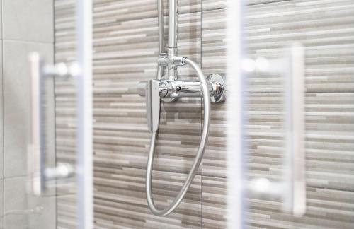 フェロルにあるApartamento Tierraの窓の隣のバスルーム(シャワー付)