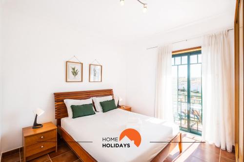 - une chambre blanche avec un lit et une fenêtre dans l'établissement #020 Olhos d'Água with Shared Pool, Heated Floor, à Albufeira
