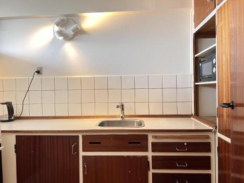 a kitchen with a sink and a microwave at Three Bedroom Apartment In Rdovre, Trnvej 45b, in Rødovre