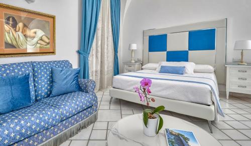 a hotel room with a bed and a couch at Le Botteghe 59 Capri in Capri