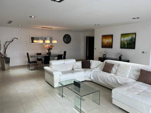 uma sala de estar com um sofá branco e uma mesa em Luxury 3-Bedroom Apartment in St Julians em St. Julian's