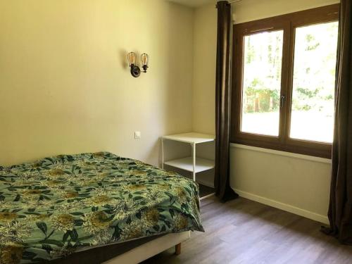 1 dormitorio con cama y ventana en Maison de détente avec spa, hamacs, Ping pong, 