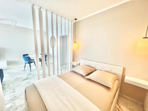 1 dormitorio con 1 cama y comedor en « LA SUITE »Superbe appartement NEUF, Front de mer, en Menton