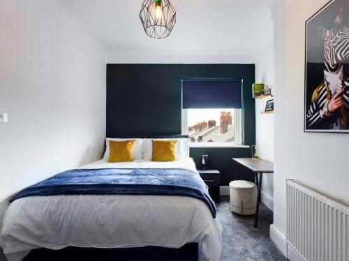 Luxurious 3 bedroom Flat في ليفربول: غرفة نوم بسرير كبير ونافذة