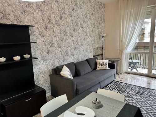 un soggiorno con un divano e un tavolo di Appartamento al mare a Rimini