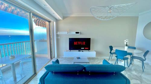 TV a/nebo společenská místnost v ubytování SEAVIEWS BY JENNI MENTON, LA SUITE, Superbe Front de mer, top emplacement avec terrasse et parking!