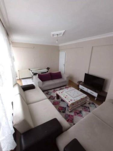 uma sala de estar com um sofá e uma mesa em 3+1 / 105m2 / Fulya’da fully furnished em Istambul