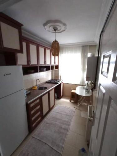 uma cozinha com um frigorífico e uma mesa em 3+1 / 105m2 / Fulya’da fully furnished em Istambul