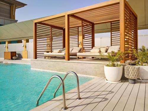 uma piscina com duas camas numa casa em Hyatt Regency Al Kout Mall em Kuwait