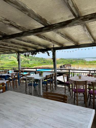 eine Gruppe von Tischen und Stühlen auf einer Terrasse in der Unterkunft Etno selo Markovi Konaci in Sremski Karlovci